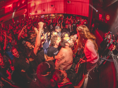 El grupo de punk rock Bala con sus fans durante un concierto. (Fuente: Mattias Saraibe) Bala con sus fans durante un concierto (Fuente: Mattias Saraibe)