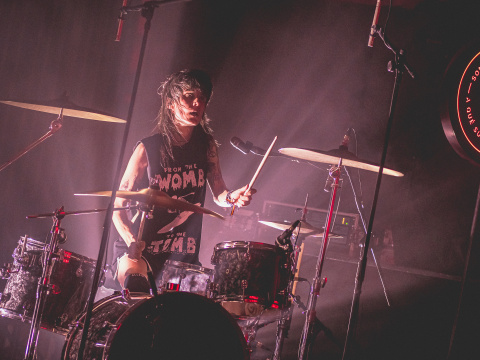 Violeta, integrante del grupo Bala, tocando la batería. (Fuente: Mattias Saraibe) Violeta de Bala tocando la batería (Fuente: Mattias Saraibe)