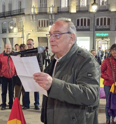 Lectura del manifiesto durante la concentración por la memoria histórica en Sol. Lectura del manifiesto durante la concentración por la memoria histórica en Sol.
