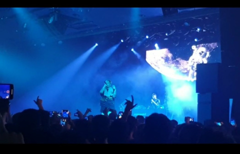 Duki, el artista argentino de 23 años, llenó ayer la Sala La Riviera en un concierto enérgico en el que nadie paró quieto durante más de 2 horas.
