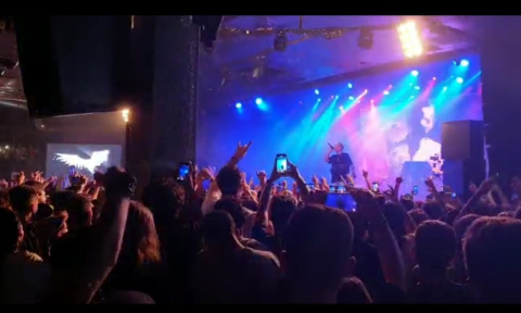 Duki, el artista argentino de 23 años, llenó ayer la Sala La Riviera en un concierto enérgico en el que nadie paró quieto durante más de 2 horas.