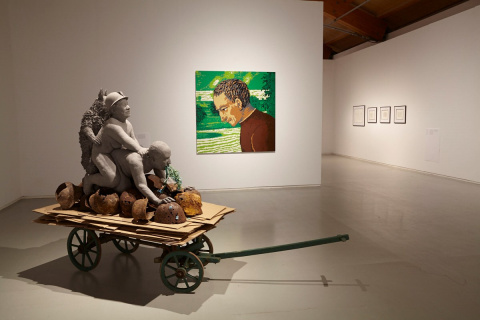 Al fondo Filippo Strozzi in LEGO, Ai Weiwei, 2016 y adelante Not dressed for conquering, Inés Doujak, 2010.