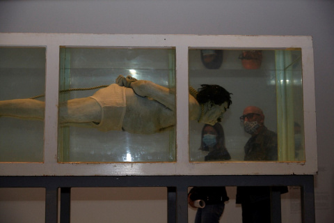 Shark, David Černý, 2005, con la figura de Sadam Husein