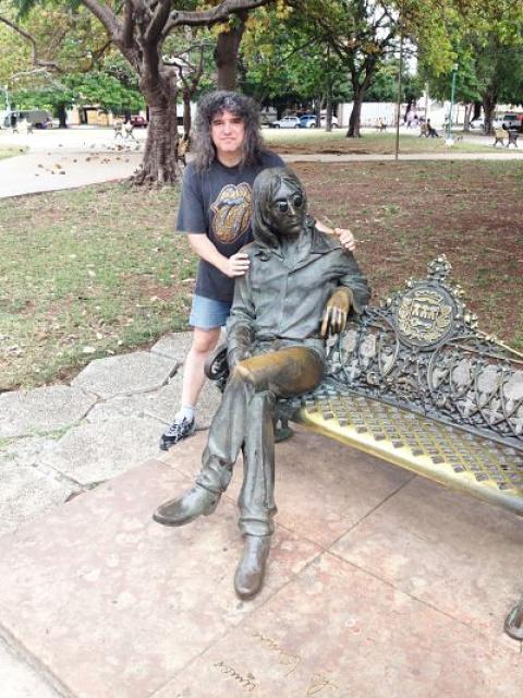 Mariano Muniesa junto a la estatua de John Lennon en La Habana