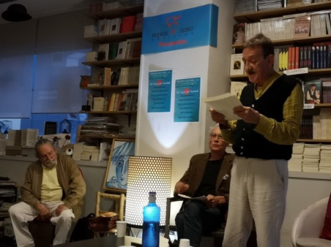 Francisco Cumpián (a la izquierda). Y a la derecha: amistad desde hace 20 años: Jorge Riechmann, Antonio Crespo Massieu, Guadalupe Grande y Fernando Beltrán en una lectura en la Universidad Complutense.