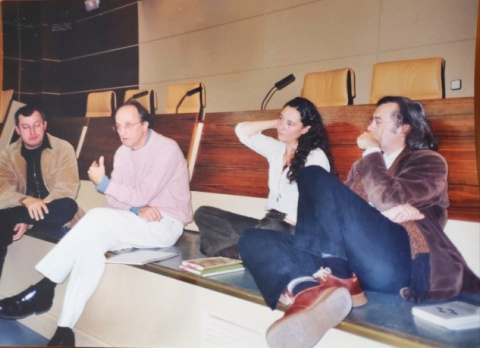 Francisco Cumpián (a la izquierda). Y a la derecha: amistad desde hace 20 años: Jorge Riechmann, Antonio Crespo Massieu, Guadalupe Grande y Fernando Beltrán en una lectura en la Universidad Complutense.