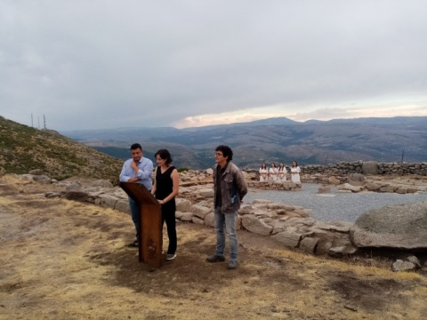 Leticia Sánchez del Río, alcaldesa de Navarrevisca, junto con Carlos García, presidente de la Diputación de Ávila y el arqueólogo Blas Cabrera en el acto de inauguración de Lo Sagrado.