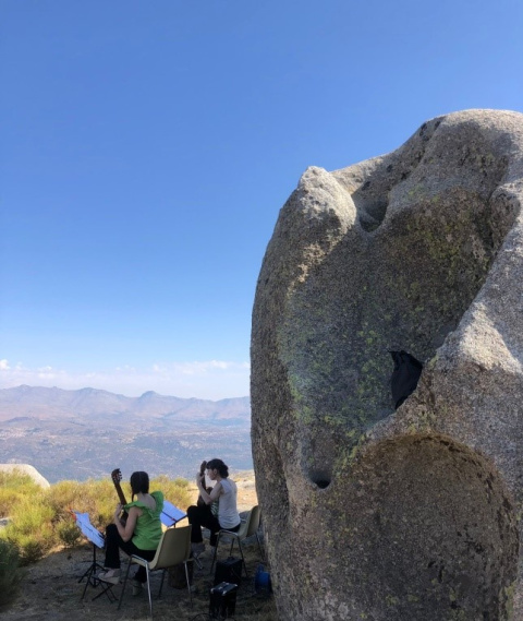 Dúo Arcadia junto a la Piedra Sacra.