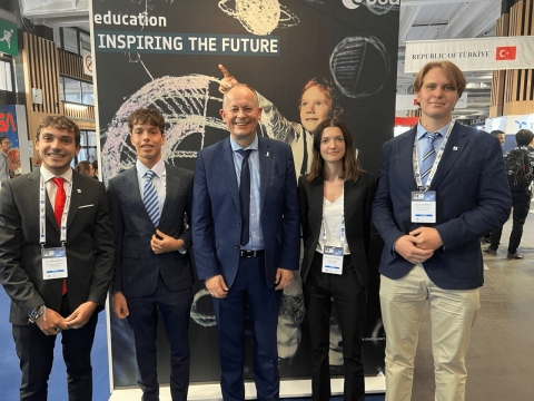 Joel Tomas Pimentel, Adrien Venot Marco, David Parker, director for Human and Robotic Exploration en la ESA, Paula Gutiérrez Cascales y Kirill Surkov.