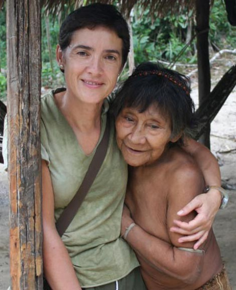 Almudena Hernando con Americhá, mujer awá (Maranhão, Brasil) en 2009. Foto de Alfredo González Ruibal.