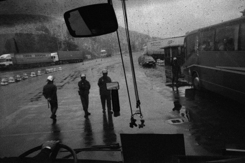 Irún, 1996. Agentes del CNP detienen en la frontera a los autobuses que regresan de una marcha en Bruselas contra la dispersión de lxs presxs vascxs.