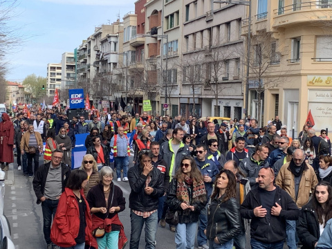 Miles de personas se manifiestan en Perpinyà contra la reforma de las pensiones (6 de abril 2023). Foto de Marià de Delàs.