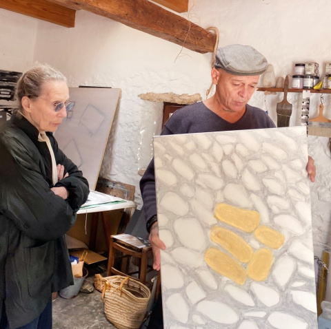 Helena Belzer y Manolo Oya con la obra “Pierres de mémoire II” (2021). Fotografía de Pilar Aldea.