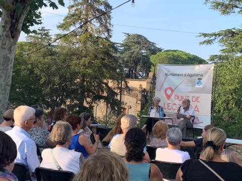 Un momento de la sesión de 'Punt de Lectura', en los jardines de la sociedad La Concòrdia, de Agullana (Alt Empordà). “Públic”.