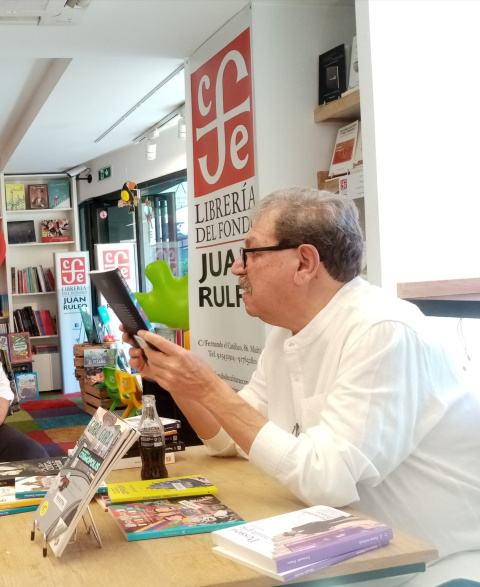 Paco Ignacio Taibo II en la librería Juan Rulfo de Madrid. Fotografía de Espacio Público.