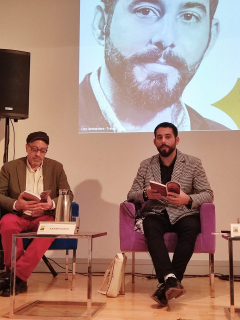 Mosab Abu Toha y Karim Hauser durante el acto de presentación de 'Cosas que tal vez halles ocultas en mi oído' en Casa Árabe. Fotografía de Agustín Martín Francés