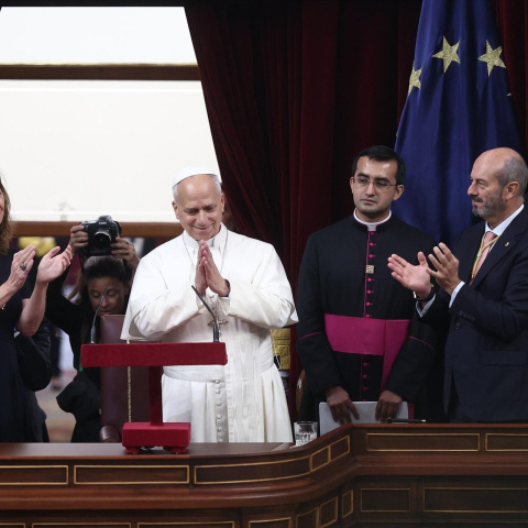 El Papa León XIV recibe un aplauso durante su visita al Congreso de los Diputados.