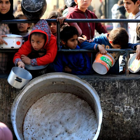 La población civil palestina que sobrevive a los bombardeos de Israel se muere de hambre. – Yasser Qudih / Xinhua News / ContactoPhoto / Europa Press