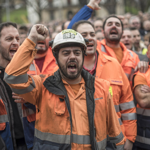 Manifestación en Sestao (Vizcaya) en defensa del empleo, tras el anuncio por parte de la empresa Arcelor Mittal de una "parada temporal indefinida" de la planta. EFE/MIGUEL TOÑA