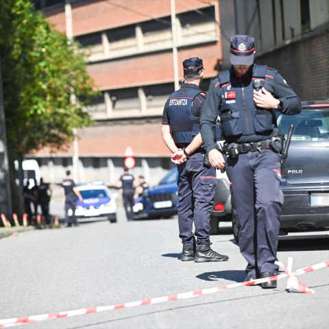 Imagen de archivo de varios agentes de la Ertzaintza en Barakaldo, a 30 de septiembre de 2024.