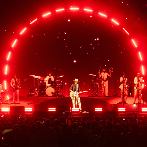 Leiva y su banda presentan Gigante en el Icónica Fest de Sevilla.