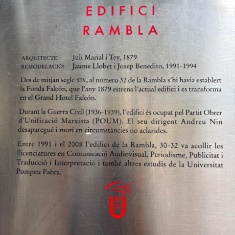 68c1af06c7c60.r_d.577-903-4167 Placa colocada por la Universidad Pompeu Fabra en el exterior de la Biblioteca Gòtic-Andreu Nin.