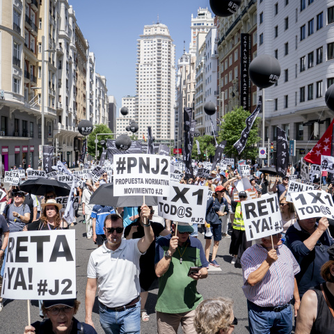 Decenas de personas durante una manifestación convocada por Movimiento  #J2 bajo el lema ‘Legislen: Pasarela al RETA 1x1 y para todos'