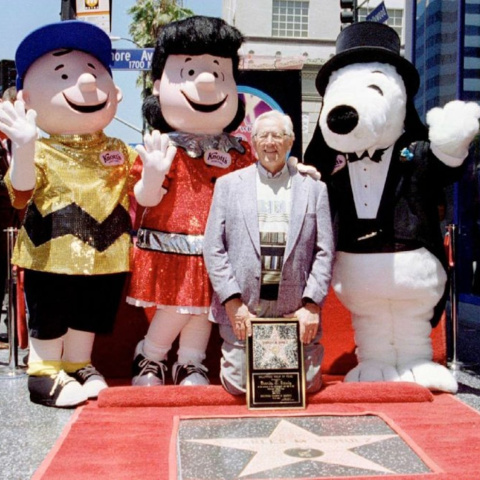 oEl dibujante Charles M. Schulz con  sus personajes, en la presentación de su estrella en el Paseo de la Fama de Hollywood.