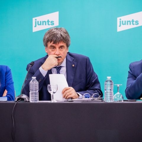Miriam Nogueras, Carles Puigdemont i Jordi Turull en la reunió que Junts ha celebrat aquest dilluns a Perpinyà per decidir la ruptura amb el PSOE.