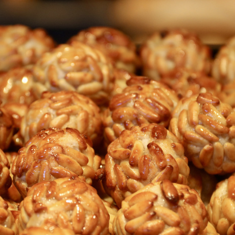 Panellets de pinyons, a la pastisseria Zaguirre de Terrassa
