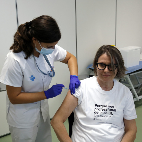 Una infermera administra la vacuna contra la grip a una altra professional de la salut al CAP Bordeta Magraners de Lleida