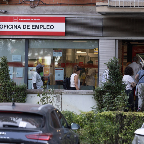 Varias personas hacen cola en una oficina del SEPE. Archivo.Eduardo Parra / Europa Press04 AGOSTO 2025;PARO;SEGURIDAD SOCIAL;COTIZANTES;INEM;EMPLEO;OFICINA;SEPE04/8/2025