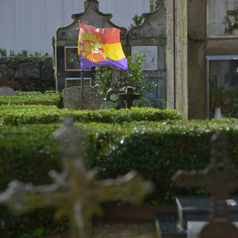 Imagen de archivo de una bandera republicana en un cementerio de Pontevedra, Galicia.