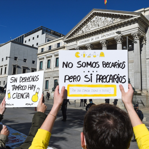 Investigadores e investigadoras protestan contra la precariedad ante el Congreso de los Diputados (Archivo).