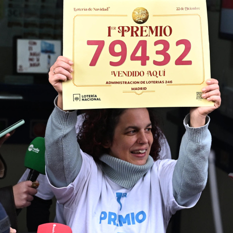 Trabajadores de la administración Nº 246 de Madrid realizan declaraciones tras vender 16 series del 79.432, que ha sido el número agraciado con el Gordo del Sorteo Extraordinario de la Lotería de Navidad.