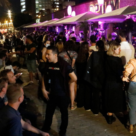 Persones a l'exterior de la discoteca Opium, al front marítim de Barcelona, en una imatge d'arxiu.