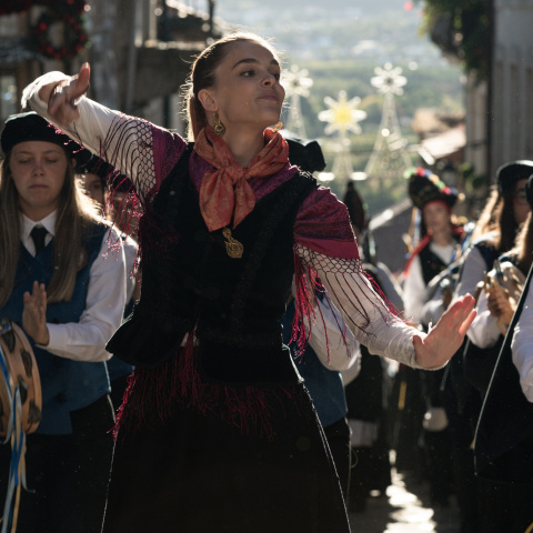Las actrices Judith Fernández (centro) y María Vázquez (dcha.)