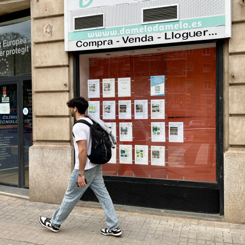 Una de les diverses immobiliàries a Barcelona exposa els anuncis de compravenda i lloguer al seu aparador