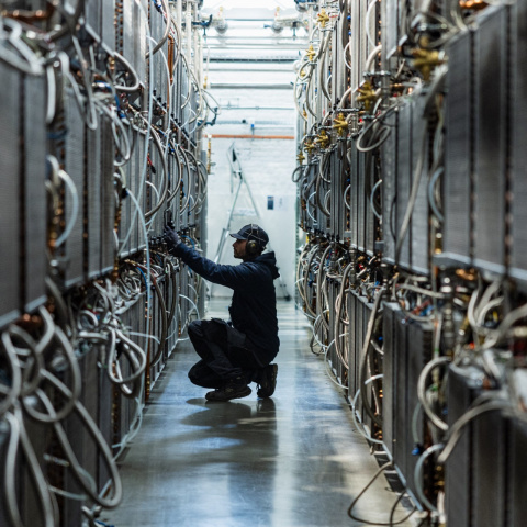 Un operador en un centro de datos de Francia (Archivo).