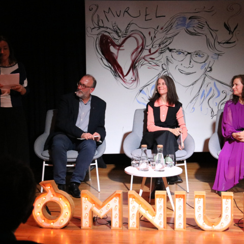 Marina Llansana, Xavier Antich i Laia Gasch durant l'homenatge d'Òmnium Cultural a Muriel Casals pel desè aniversari de la seva mort.