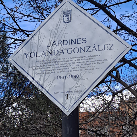 Placa de los Jardines dedicados a Yolanda González en el barrio de Aluche (Madrid)