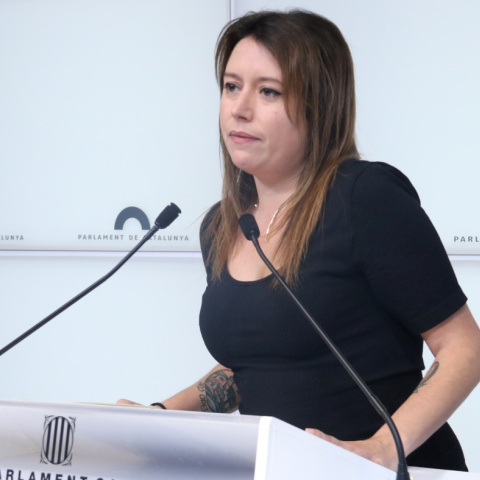 La diputada de la CUP Laure Vega en una roda de premsa al Parlament, en una imatge d'arxiu.