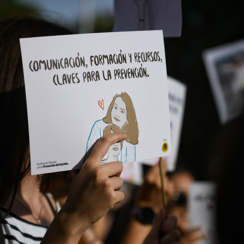 Una persona sostiene un cartel durante la manifestación nacional en el marco del Día Mundial para la Prevención del Suicidio.
