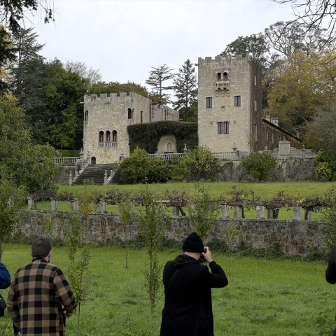 Varios fotógrafos toman imágenes de las Torres de Meirás, en Sada (A Coruña), el 11 de noviembre de 2020, el día en que empezó a realizarse el inventario de bienes de la finca.