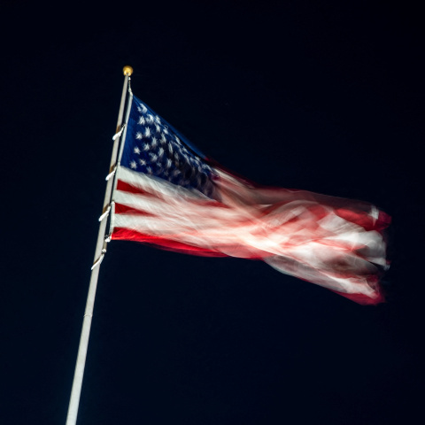 Una bandera estadounidense ondea en el jardín sur antes de la llegada del presidente estadounidense Donald Trump a la Casa Blanca, después de que Israel y Estados Unidos lanzaron ataques contra Irán.