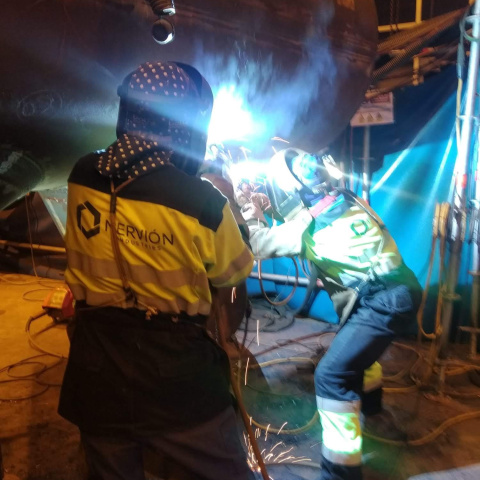 Los soldadores Jesús Galván y Manuel Balber.