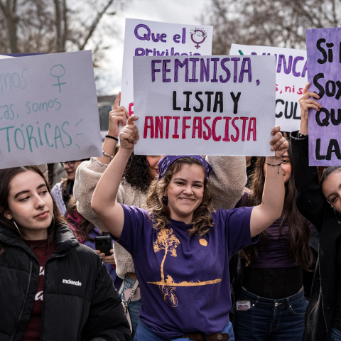 Personas portan pancartas con lema 'Feminista, lista y antifascista' y 'No somos histéricas, somos históricas' durante la manifestación convocada por la Comisión 8M por el Día de la Mujer, a 8 de marzo de 2026, en Madrid (España). La marcha de la Comisión 8M, convocada con motivo del Día Internacional de la Mujer ha salido desde Atocha bajo el lema ‘Feministas antifascistas. Somos más y estamos en todas partes’, poniendo fin en la calle Sevilla esquina calle Alcalá.Diego Radamés / Europa Press08 MARZO 2026 DÍA DE LA MUJER08/3/2026