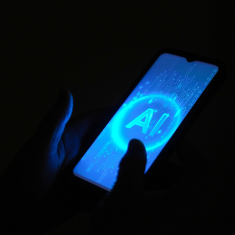 Un móvil con las siglas AI de Artificial Intelligence (Inteligencia Artificial).