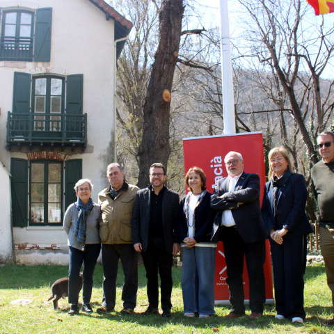 Macia (1) Part de la junta de la nova fundació, a l'exterior de la Casa Macià de Prats de Molló.