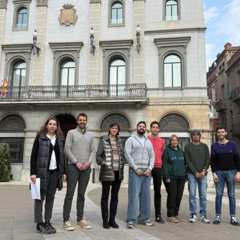 Representants d'ERC, Poble Actiu (CUP) i Comuns aquest dilluns davant l'Ajuntament d'Igualada.